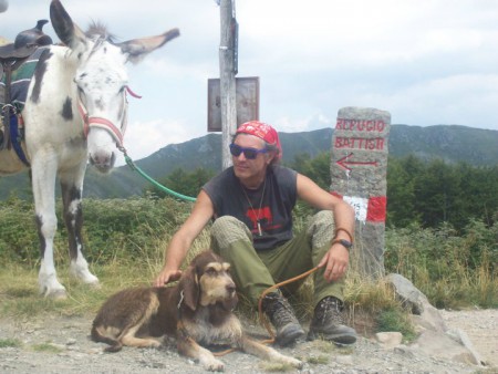 Massimo Montanari, il cane Glenda, l'asina Ginevra al passo Lama Lite nell'alto Appennino reggiano durante il trekking letterario estate 2012